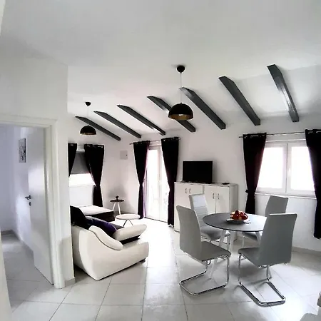 Laura Apartment