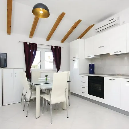 Laura Apartment *